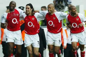 03/04赛季不败阿森纳开局：7胜2平23分，曼联22切尔西20紧追不舍