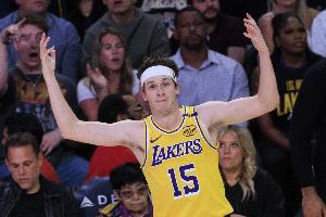 本场湖人全队26罚21中&里夫斯14罚12中 开拓者全队15罚14中