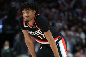 拓记：夏普被推上首发阵容后陷入低迷 球权更多了 但效率更低