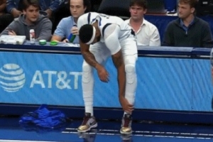 别有事啊！浓眉落地踩到对方脚上疑似崴伤 返回更衣室接受治疗