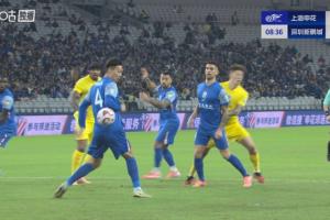 险！蒋圣龙禁区内停球不慎打到自己手臂，裁判认定反弹球不判点