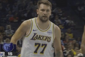 炉火纯青！东契奇撤步三分飙中 湖人继续咬住比分