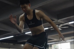 挥洒汗水！崔永熙康复训练更新 肌肉线条清晰可见