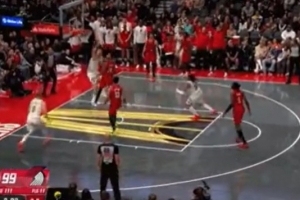 这手感！约基奇转身背打 柔和手感一抛成功打2+1