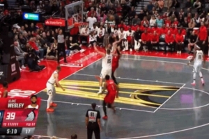 抹平分差！阿夫迪亚快攻中强硬背打命中 开拓者追平比分