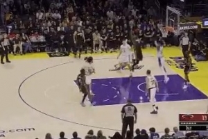 欲与天公试比高！阿德巴约顺下空接单臂砸扣八村塁