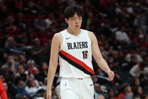 媒体人：阿夫迪亚霍勒迪周末都去参加活动了 杨瀚森这是加班训练