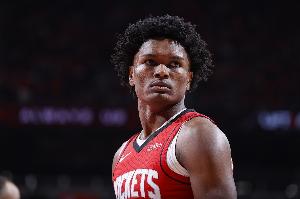 在天上打球怎么防？阿门上半场12中8砍下20+4+4 多次轰炸篮筐